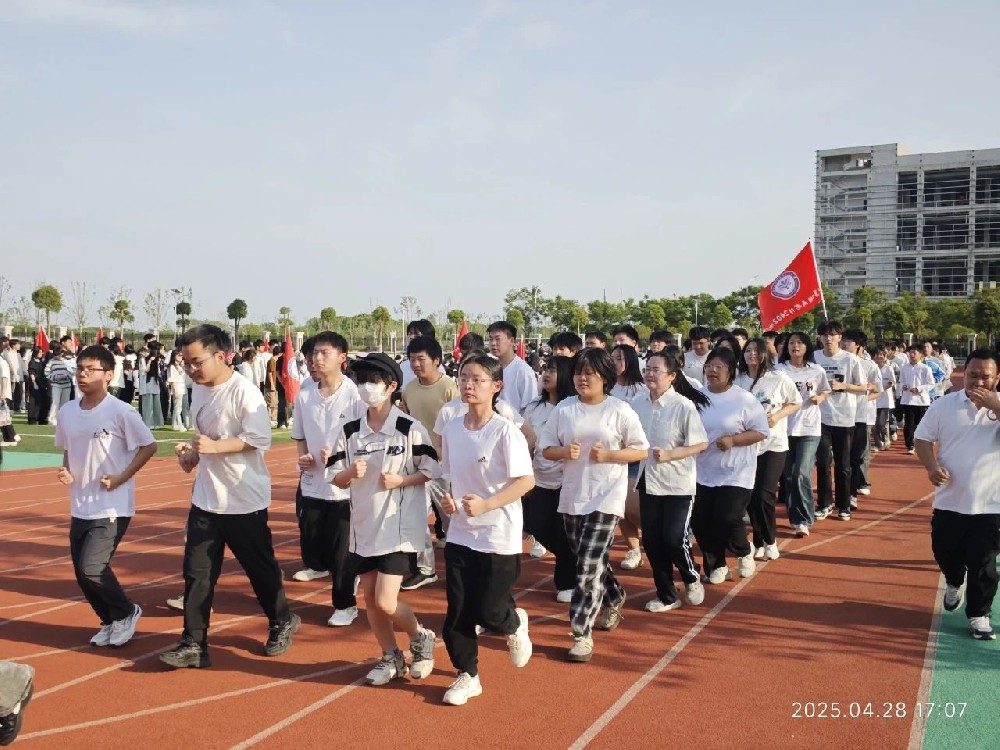 步伐铿锵 青春正好——我校开展跑操大比武活动